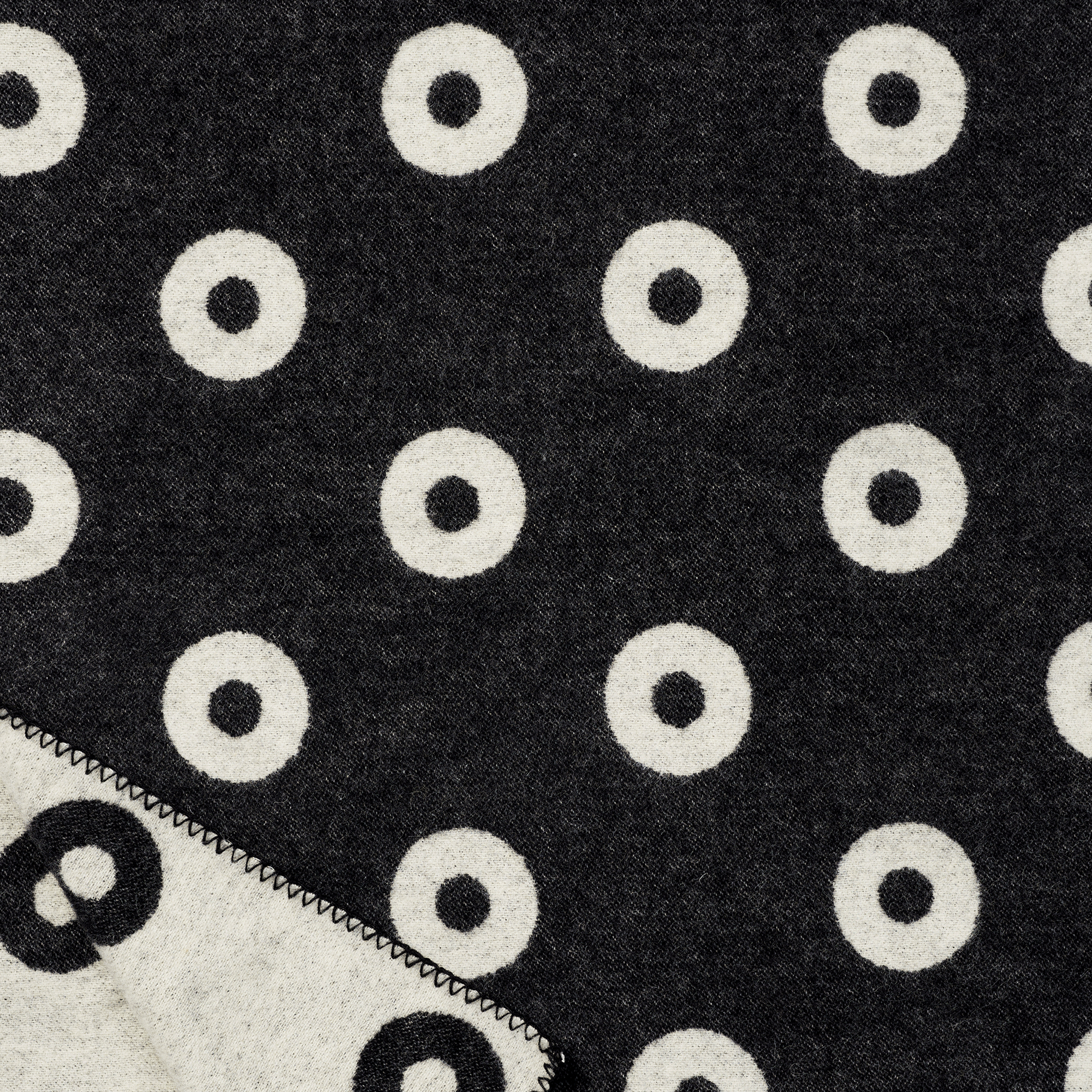 Rings Black 130x200cm Merino & Lambs Wool Blanket